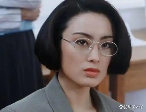 她与周星驰,刘德华,周润发等一线男星合作过多部经典电影,如《赌神》