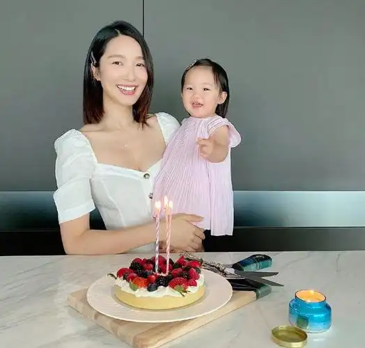 李亚男怀二胎和王祖蓝拍写真除了爱情赞美更是女人的保鲜剂