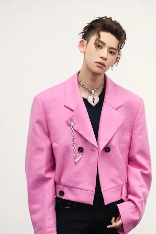 王琳凯粉色鬓角洒脱写真图片36