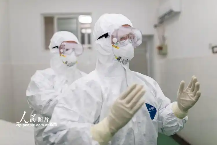 抗击疫情前线上的医务者群像22