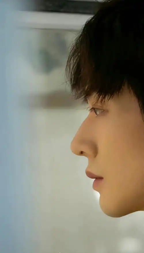 格#邓为名品侧脸 这个鼻梁太优越了 迷得人神魂颠倒 大帅哥要多多营业