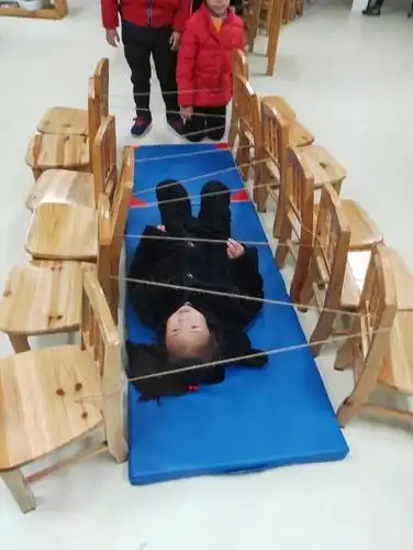 室内玩的不亦乐乎,而且玩的东西每天都不重样,让孩子们通过户外体育