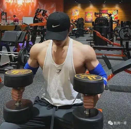 185cm山东男教练私照疯传肌肉身材太撩了