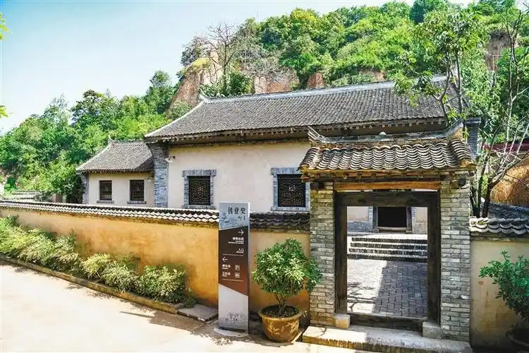 中国作家深入生活扎根人民新时代文学实践点在柳青故居授牌国之大者