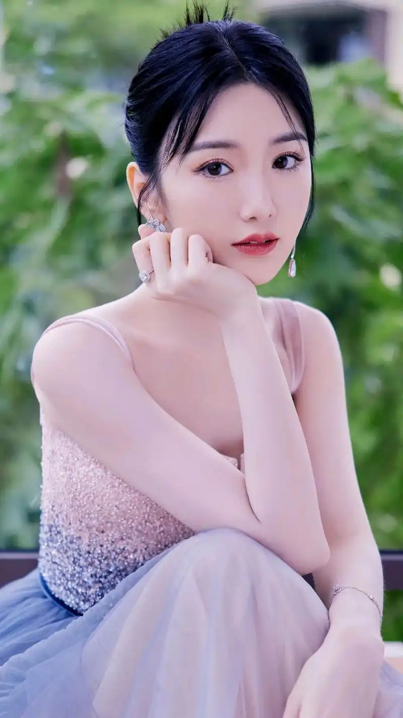 毛晓彤唯美高清写真图集,眉目如画,面赛芙蓉