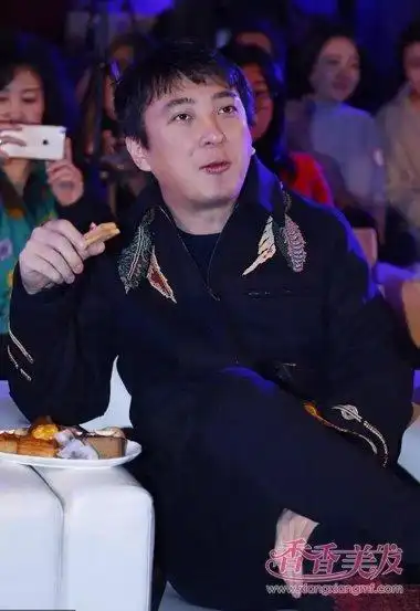 万达公子王思聪出席活动 微卷头发精剪出了帅气