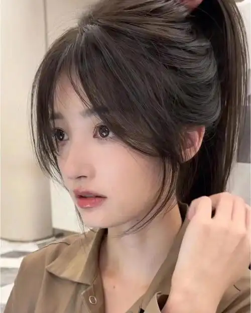 年轻mm特别适合八字空气刘海长微卷发,它给人的观感十分时尚,还很清纯