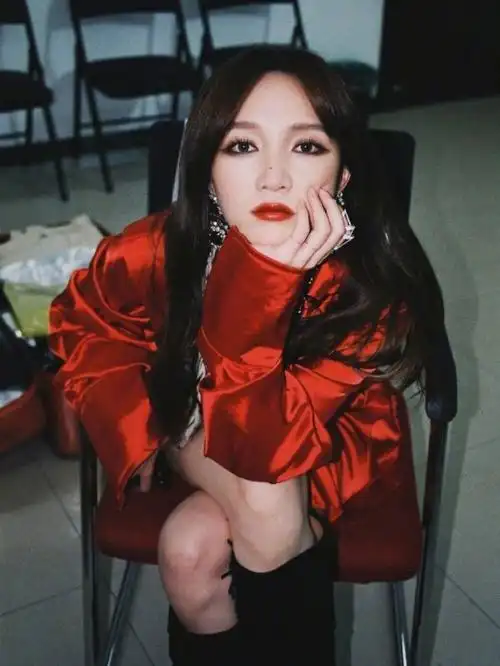 孟佳穿搭界的显眼包