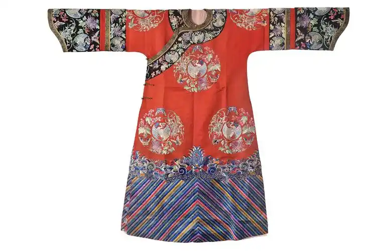 8384 清晚期 红色绸绣八团蝶鹤纹吉服袍