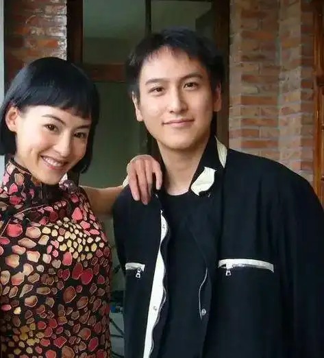 18岁当汤臣总裁:身价千亿颜值爆表,和王思聪有"天壤之别"|汤珈铖