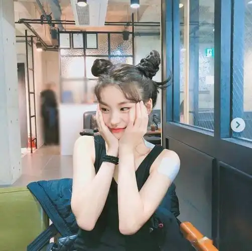 2020双丸子头回归可爱度爆表让女星们大洗版lisa最新造型也扎起来了