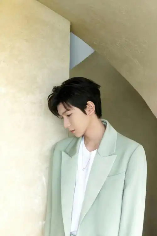 王源绿西装春日随拍##王源