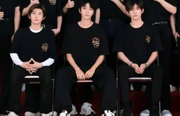 时代峰峻全家福:王俊凯c位,易烊千玺打扮特殊,新人帅哥多!