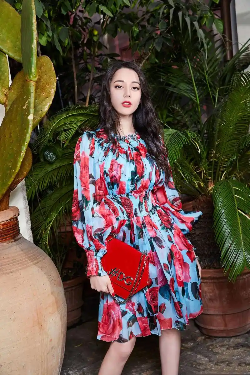 迪丽热巴花裙合集,时尚美艳穿出国际范,你最喜欢哪款呢?