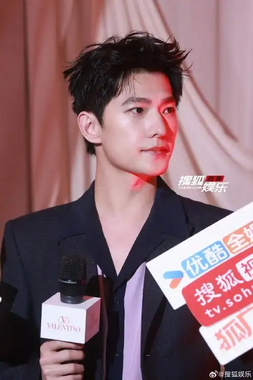 杨洋暗纹西装##杨洋撞色拼接内搭