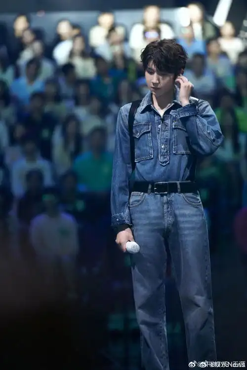 王源橙发##王源橙色头发#王源这是染了橙色发色,太帅了啊