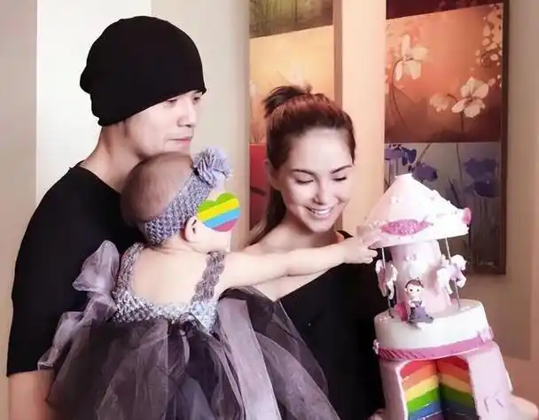 回顾昆凌嫁大14岁歌手周杰伦婚后连生三胎今一家五口其乐融融