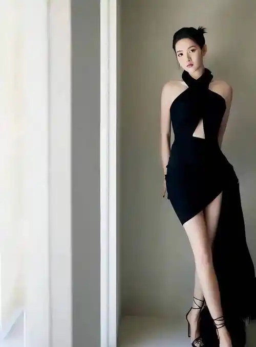 王玉雯身穿黑色长裙现身活动现场,尽显酷炫个性,充满新锐感_时尚_的