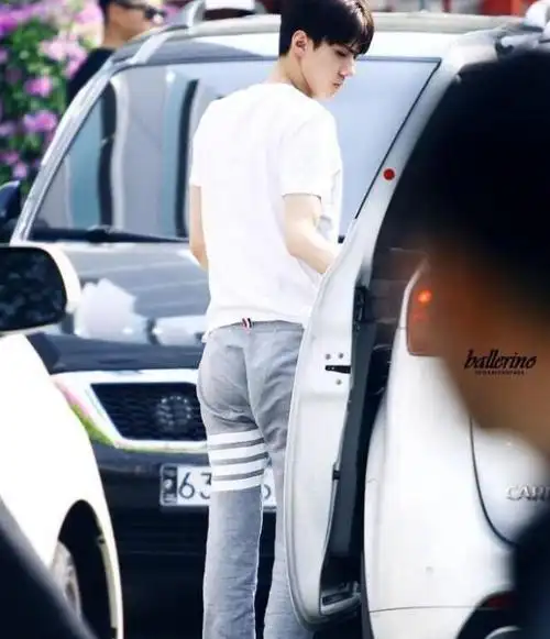 吴世勋展示自己独特的机场时尚网友不要仗着身材好就为所欲为