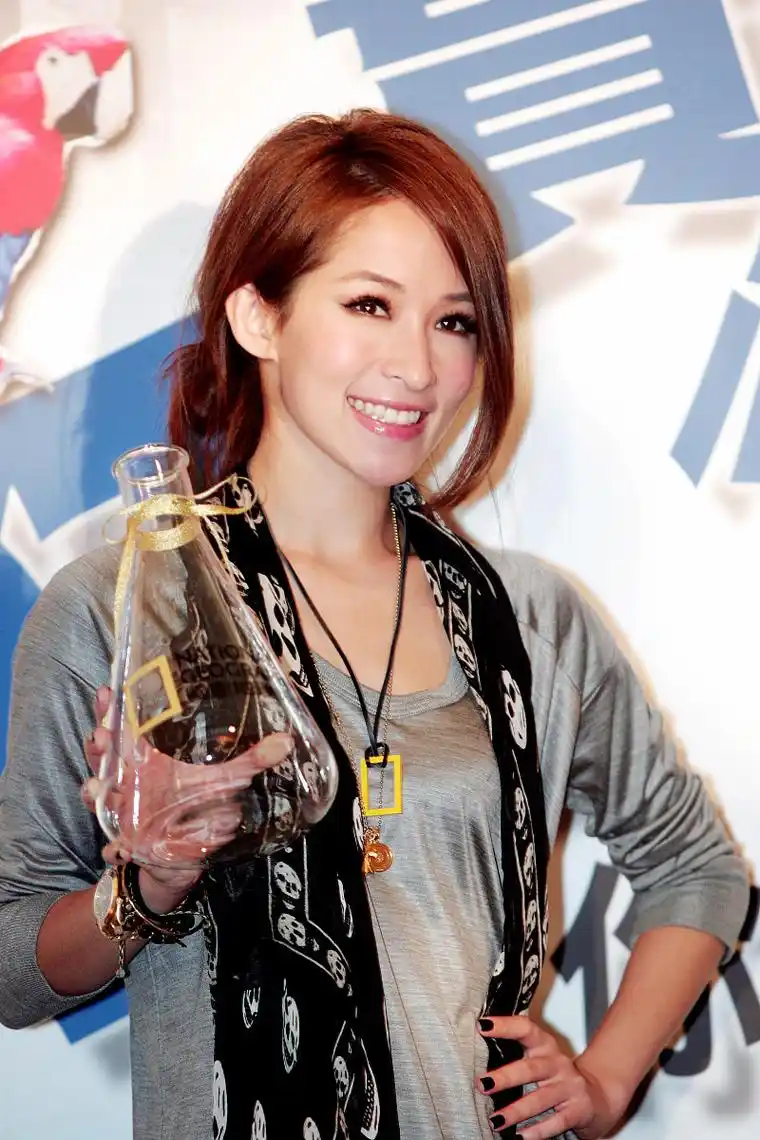 萧亚轩的长相怎么这么奇怪了?脸颊凹陷不说,鼻子更是怪异