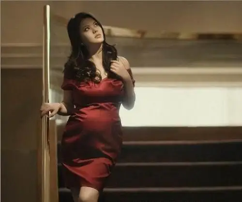 李湘最新大肚美照曝光:肚大如箩登杂志封面(组图