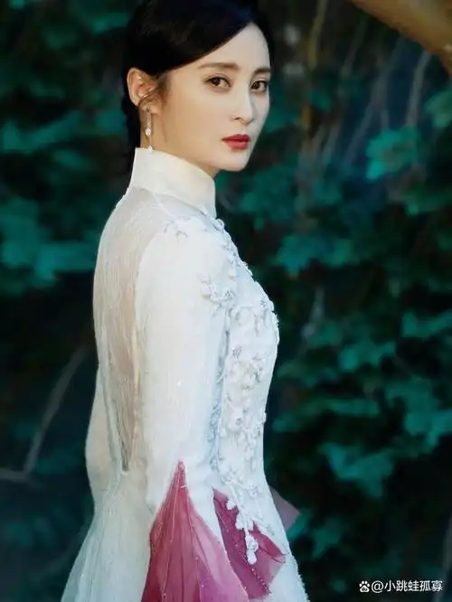 蒋勤勤看展被偶遇,不掩饰脸上瑕疵自然老去,打扮也符合年纪!