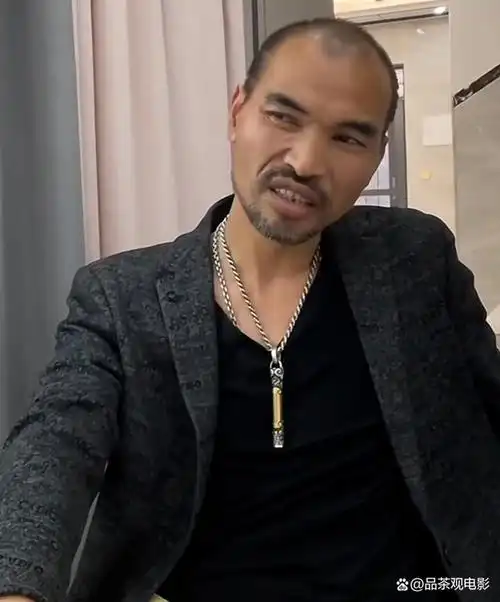 因其长相十分凶神恶煞,语气严肃,更是有一股社会气息,被称为"史上最凶