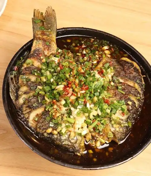 制作:蔡渊铁板鲫鱼整编:红厨网题图:图虫·创意铁板是一款非常好的