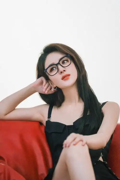 赵丽颖最新时尚大片释出戴眼镜高冷御姐范十足