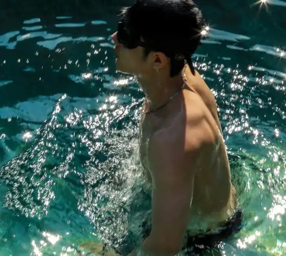 肖战晒泳池大片,大玩"湿身诱惑",裸露胸肌背肌,这身材绝了