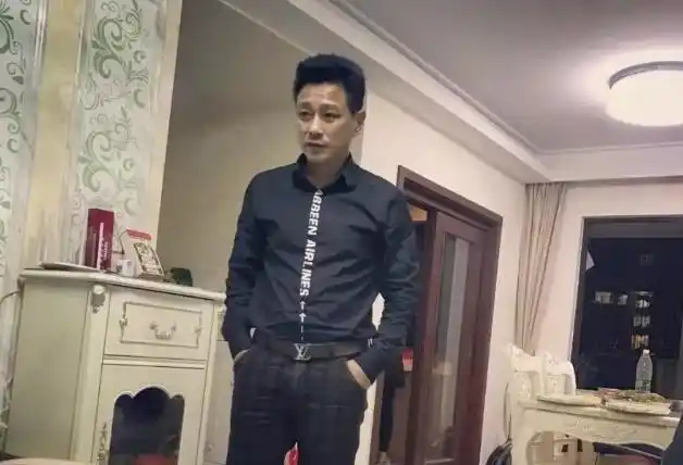 许凯首晒全家福爸爸妈妈高颜值引热议网友一家的神仙颜值