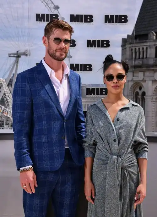 锤哥亮相活动没人敢站身边因为在雷神面前160和180没区别