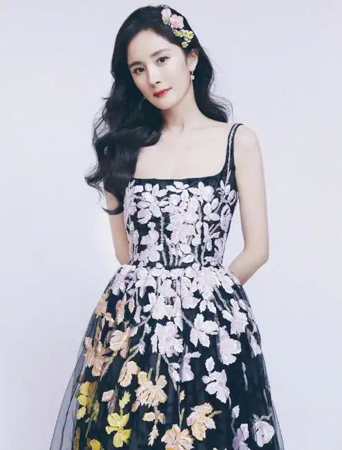 杨幂礼服出镜优雅又不失妩媚