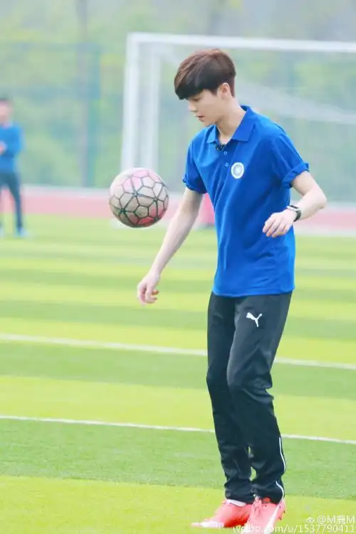 鹿晗更新回学校vlog##鹿晗明星v放送重游母校##鹿晗角色正当燃##凝聚