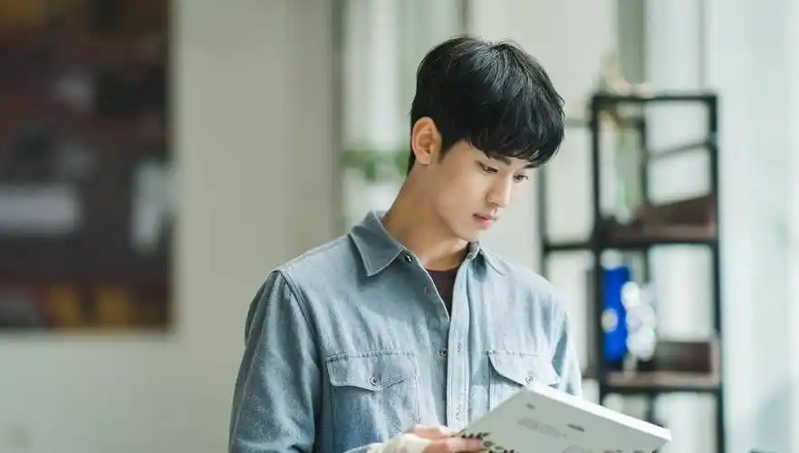 在第一集中不光有金秀贤的腹肌成为了亮点,并且第一集讲述的剧情也是