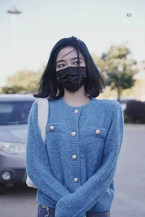 许佳琪蓝发饭拍图#许佳琪今日份蓝发饭拍图蓝色穿搭77蓝色短发栽