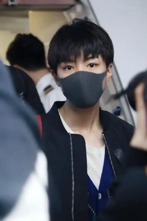 王俊凯眼睛王俊凯口罩遮面现身机场一双大眼睛真好看