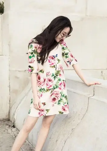 迪丽热巴性感露肩米兰街拍