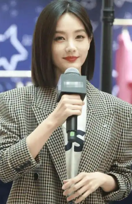 李一桐穿着格纹西装亮相,展现出绅士风范,既时尚又甜美引起热议