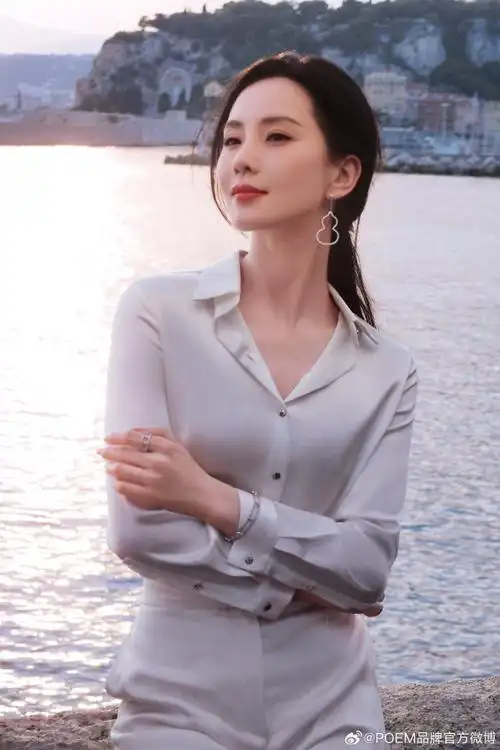 刘诗诗绸缎衬衣优雅大方落日海风相伴恬静温柔