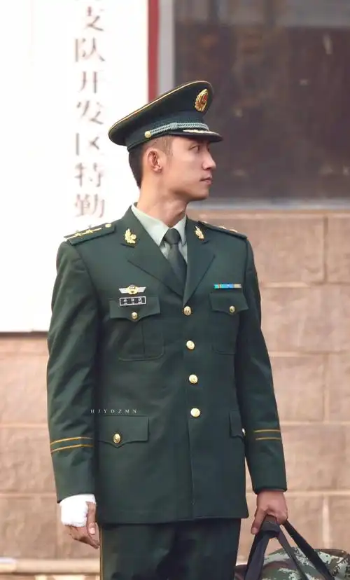 黄景瑜超话#很高兴yu见你#笔挺的军装下包裹着健硕的肌肉#黄景瑜1130