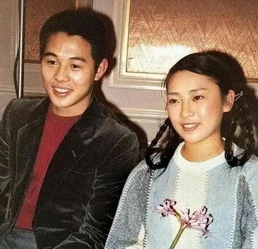 李连杰晒妻子近照61岁利智衰老似奶奶前妻黄秋燕依旧美丽动人