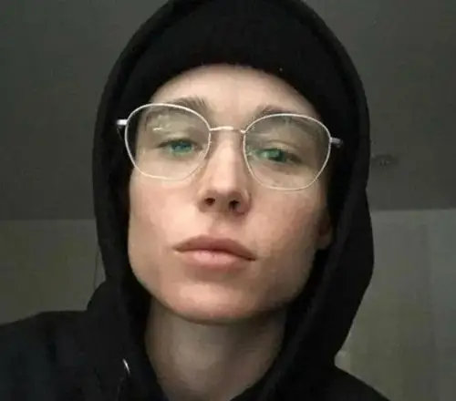 盗梦空间艾伦佩吉被曝变性变男人晒泳装照超帅腹肌太吸睛