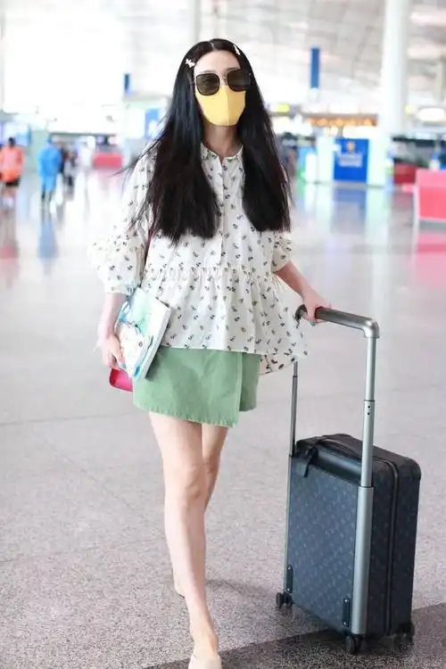 范冰冰看完秀回国穿吊带走机场被拍臂膀腰圆一股浓浓的大妈味