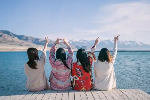 的小朋友很可爱,她妈妈也给她穿的非常暖和,忍不住按一张这可爱的背影