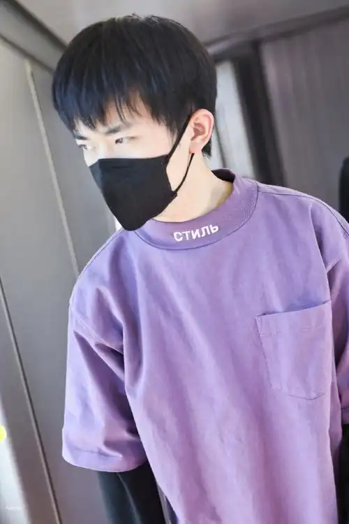 易烊千玺今日机场饭拍更新,葡萄紫色高领口袋t和长袖叠穿,层次感满满
