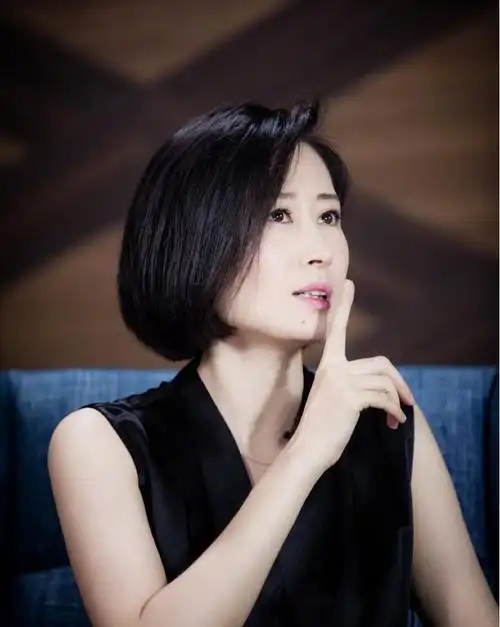 刘敏涛还是优雅时髦波波头发型搭配黑色连衣裙优雅大气