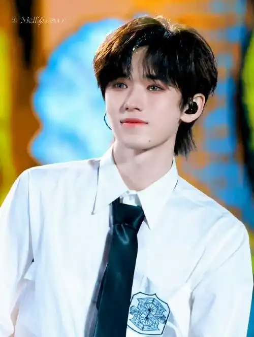 宋亚轩昨天回去哭了两个小时