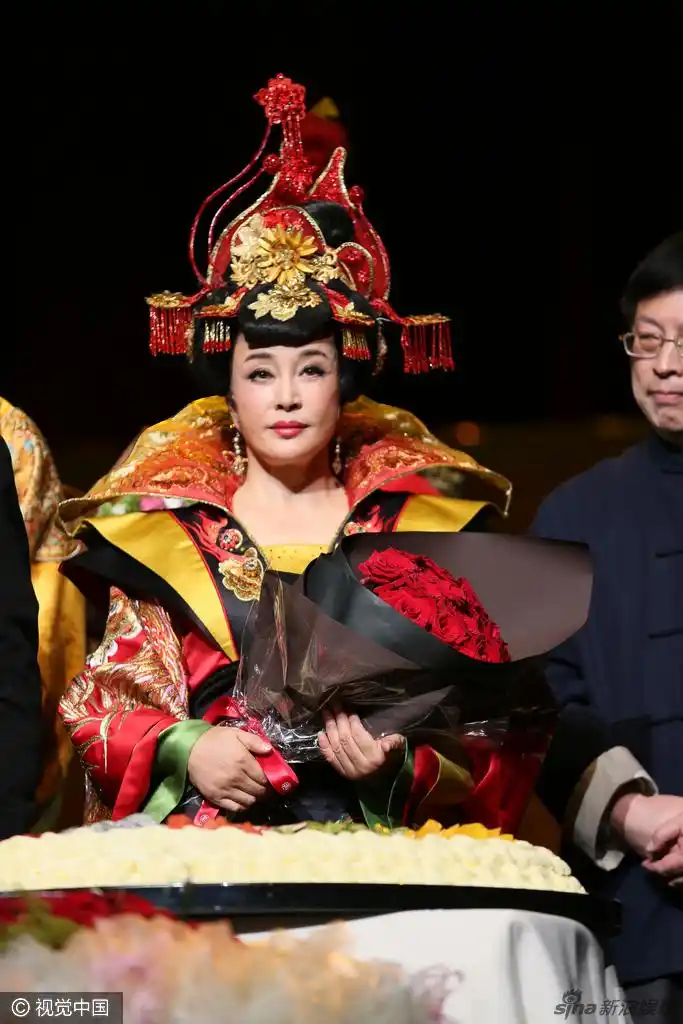 刘晓庆巡演《武则天》度过61岁生日