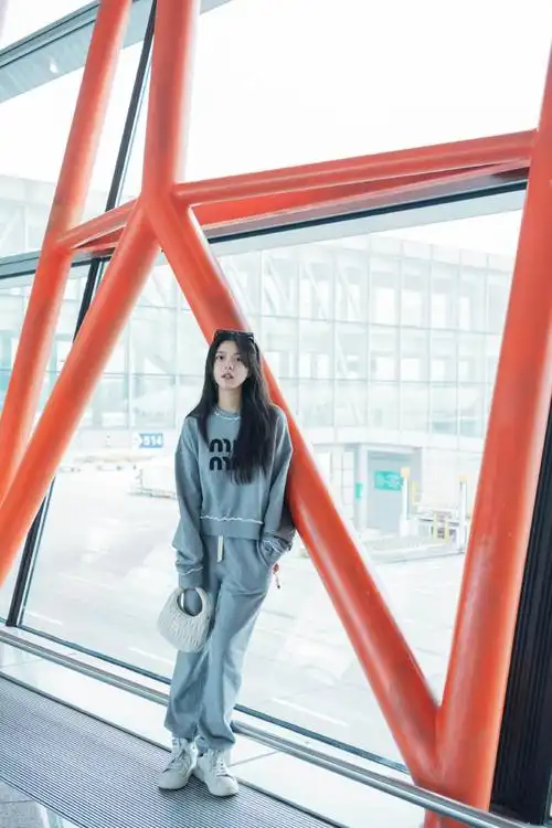 赵今麦出发巴黎时装周#今天是甜酷运动少女风的麦麦,灰色运动套装撘